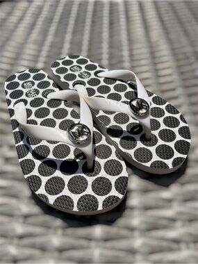NWOT Michael Kors sandals / flip flops